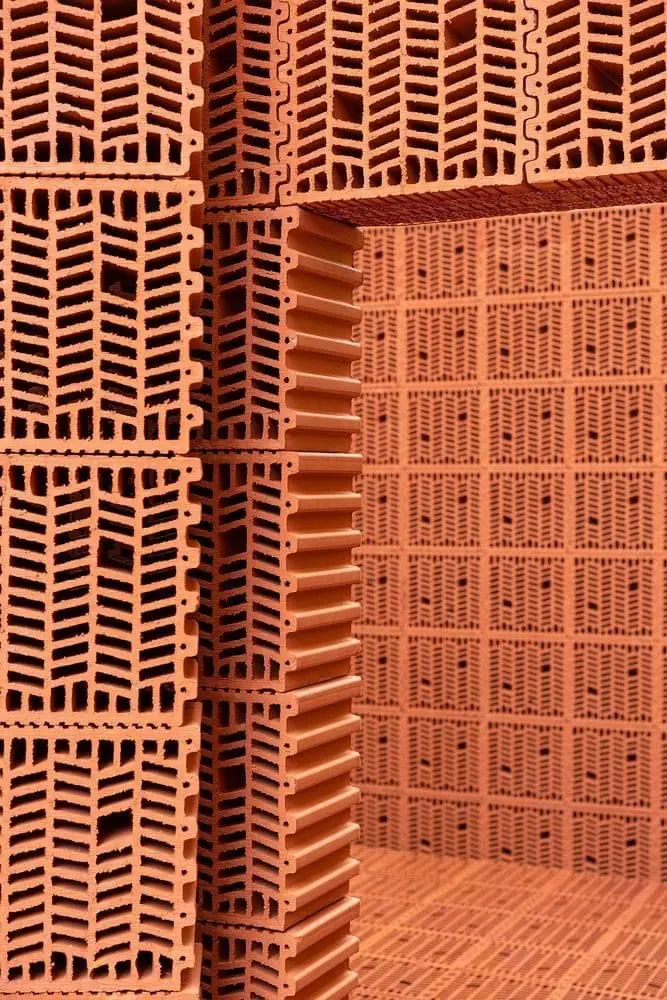 Il mattone come ornamento urbano: tra tattilità, memoria e linguaggio contemporaneo