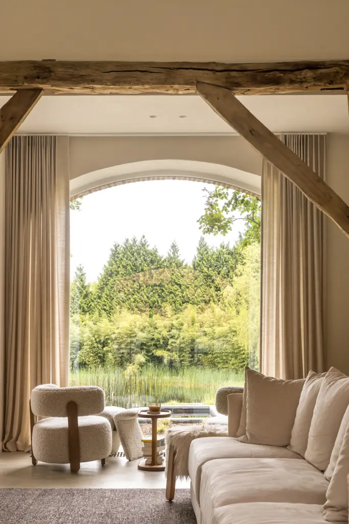 Eleganza in campagna: la casa a Turnhout che celebra il cemento come materia poetica