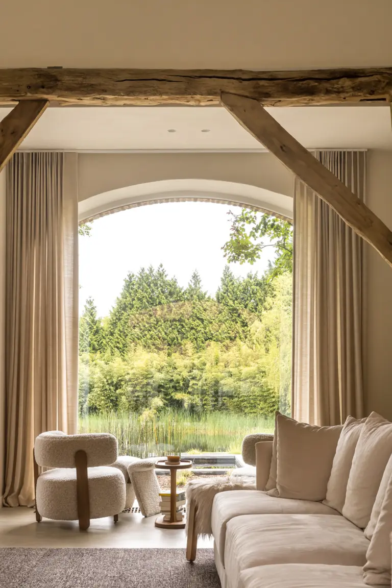 Eleganza in campagna: la casa a Turnhout che celebra il cemento come materia poetica