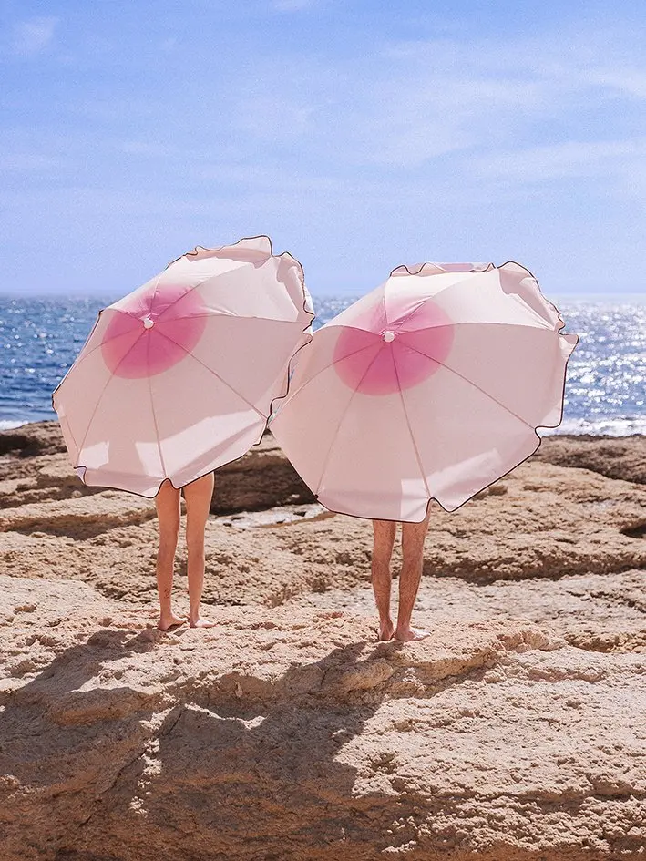 Parasole e provocazione: il design che celebra il corpo e la cura
