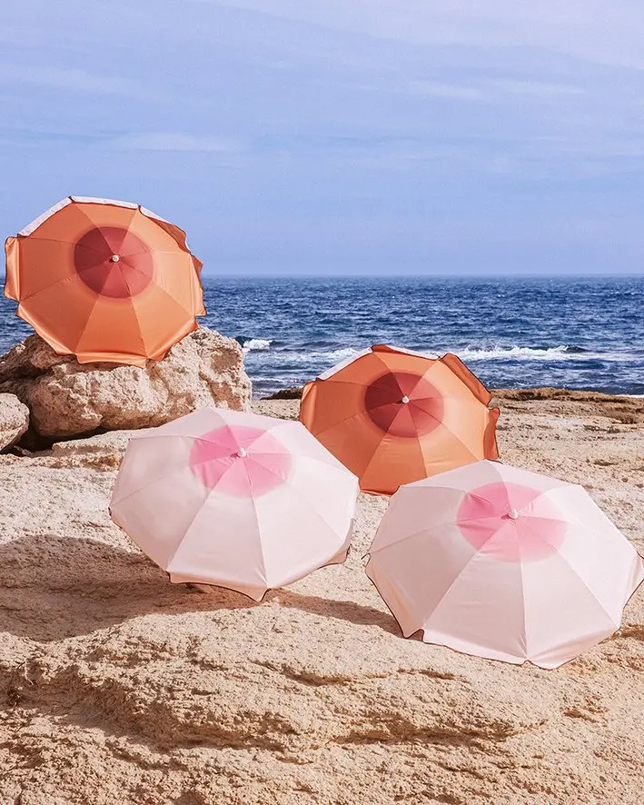 Parasole e provocazione: il design che celebra il corpo e la cura