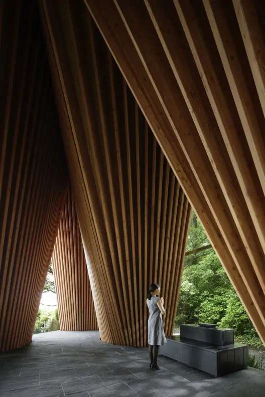 Sayama Forest Chapel - interno con luce filtrata dagli alberi