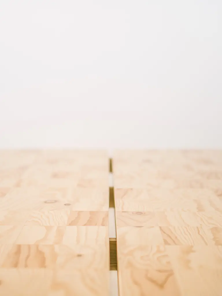 9x14 Table - vista laterale gambe in pino massiccio