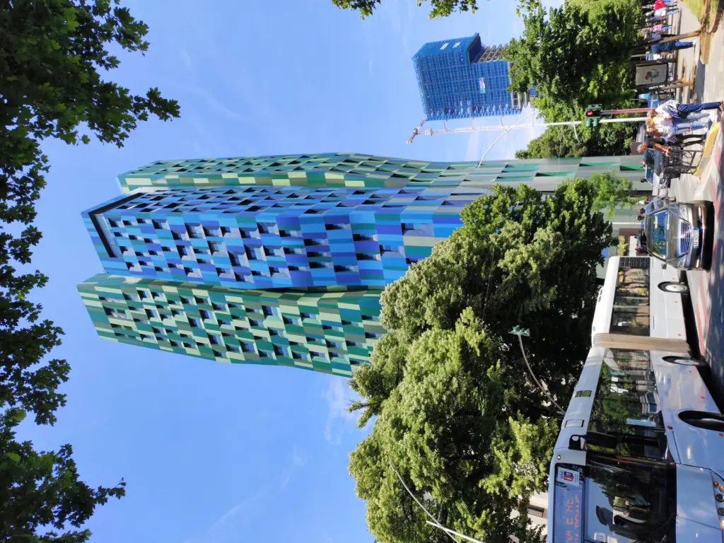 Alban Tower di Archea Associati a Tirana, con Eyes of Tirana (Henning Larsen) sullo sfondo