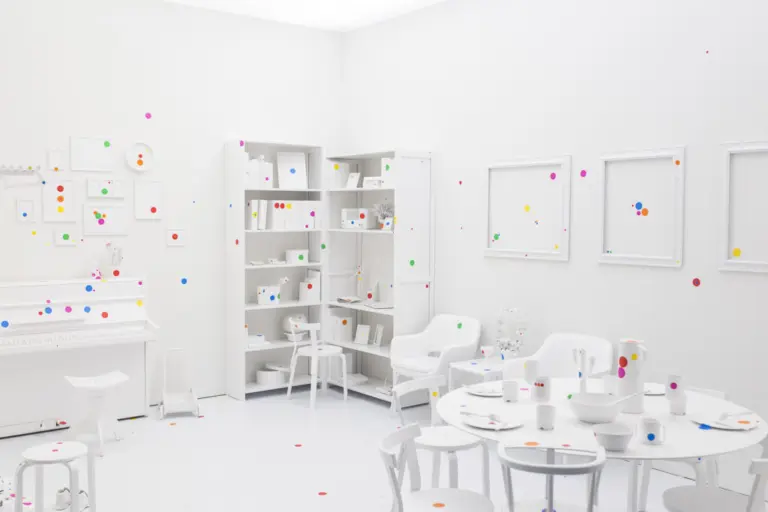 Yayoi Kusama - Obliteration Room, stanza immersiva a pois