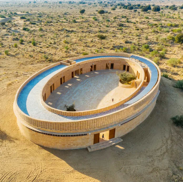 Tra le dune d’oro: la scuola ovale per ragazze nel deserto del Thar