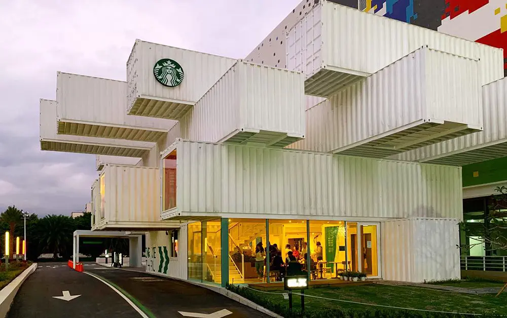 Vista al tramonto della pila di container bianchi dello Starbucks Hualienbay Store con logo Starbucks in evidenza