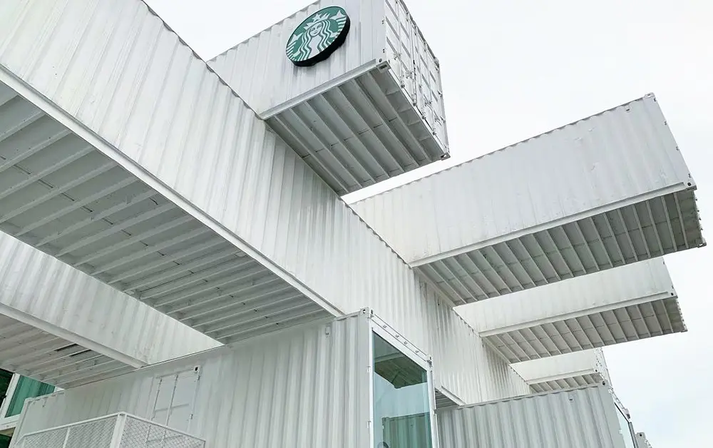 Dettaglio dal basso degli sbalzi incrociati dei container impilati, Starbucks Hualienbay Store
