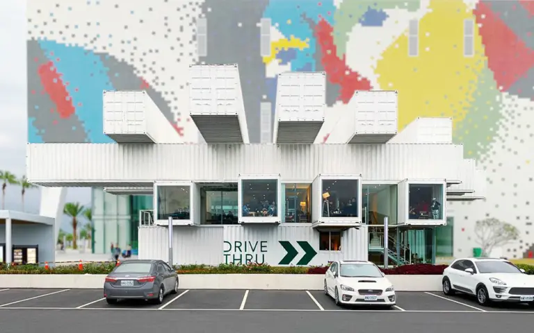 Facciata dello Starbucks Hualienbay Store con container bianchi impilati a sbalzo e ingresso drive-thru, Hualien, Taiwan