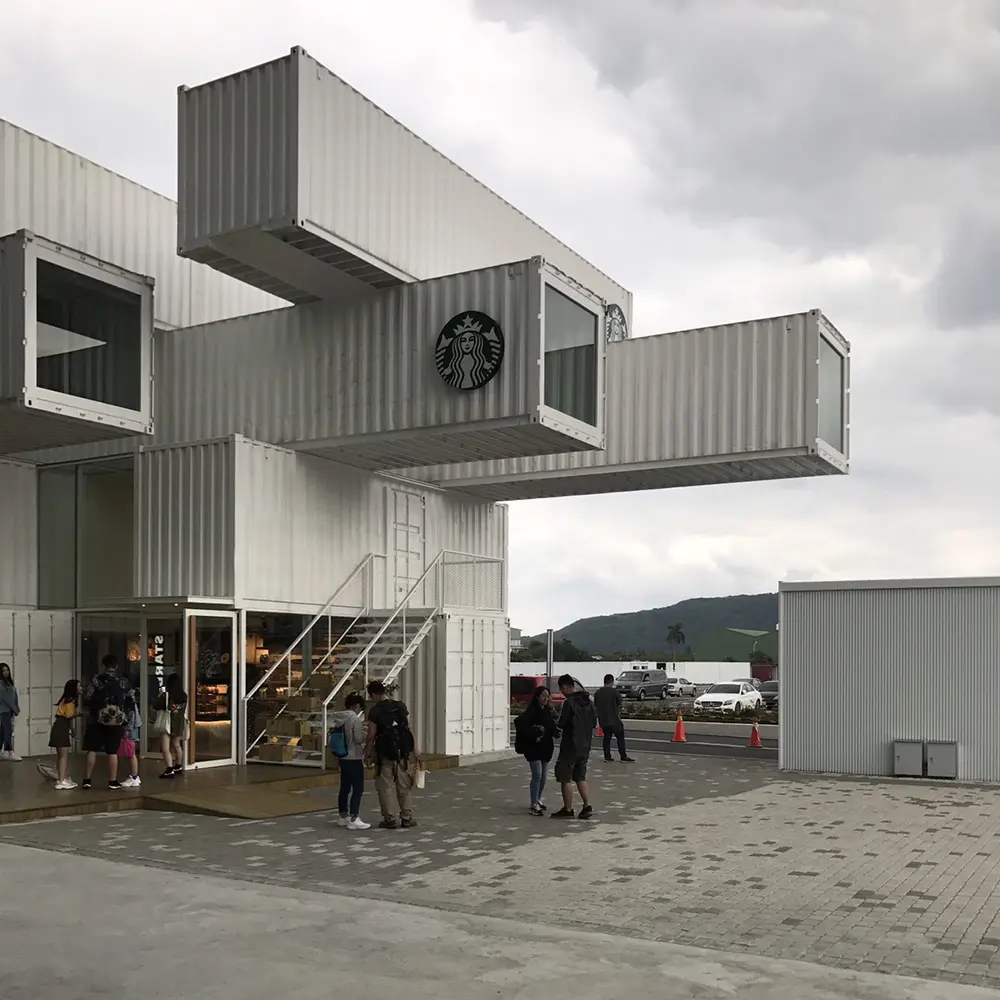 Sbalzo dei container visto dal basso con persone all'ingresso dello Starbucks Hualienbay Store