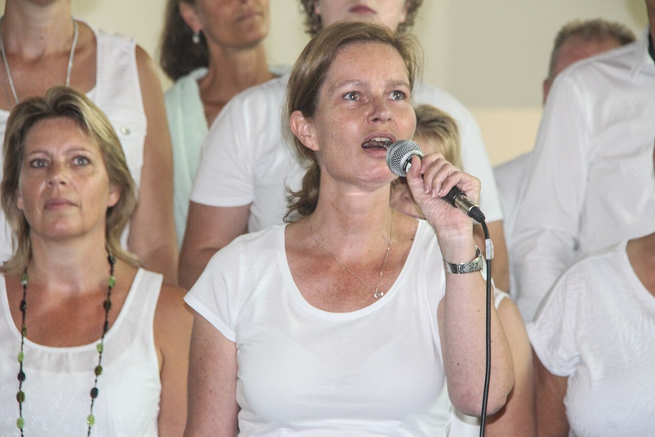 Solista che canta durante un'esibizione corale