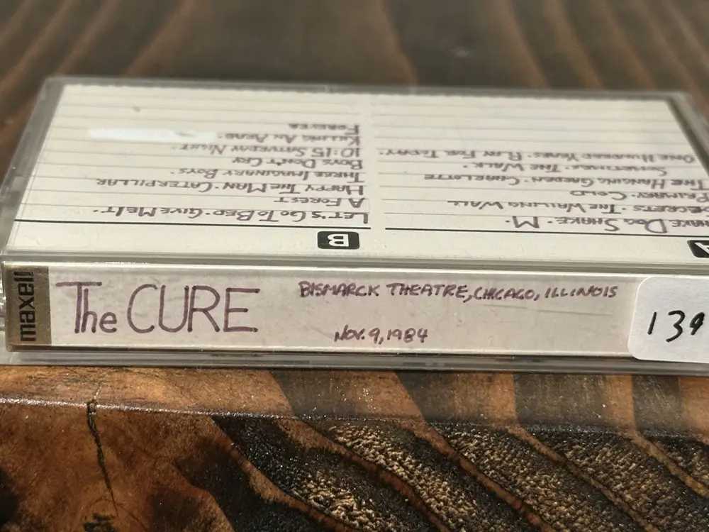 Custodia e scaletta di una cassetta con il concerto dei The Cure a Chicago