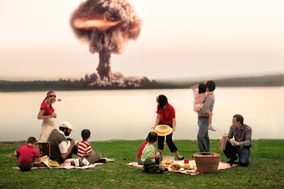 Atomic Picnic, Daniela Edburg: una famiglia in picnic con un fungo atomico sullo sfondo