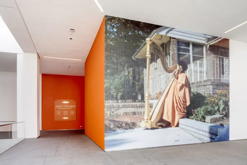 Veduta dell'allestimento della mostra Alice Coltrane, Monument Eternal allo Hammer Museum