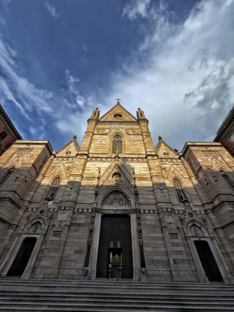 Facciata neogotica del Duomo di Napoli