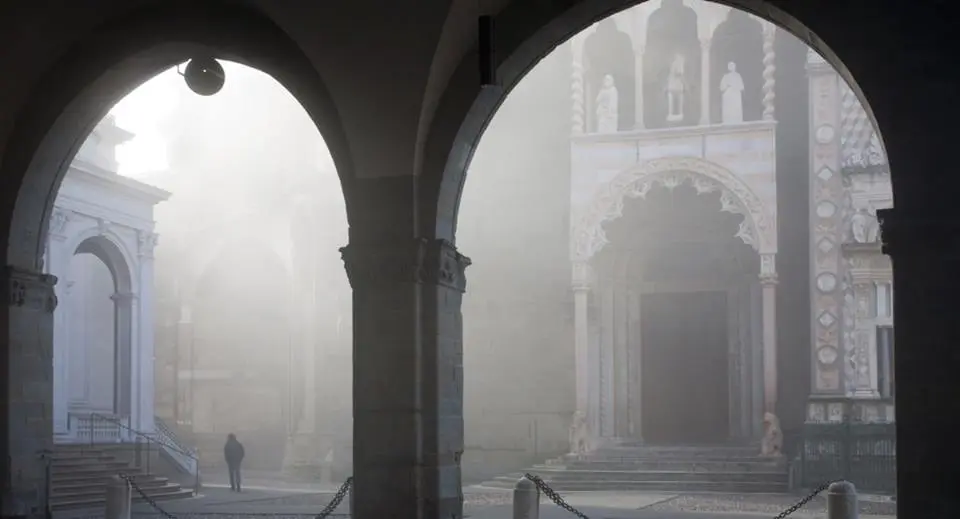 Lastra forata (gnomone) nella volta della loggia del Palazzo della Ragione a Bergamo