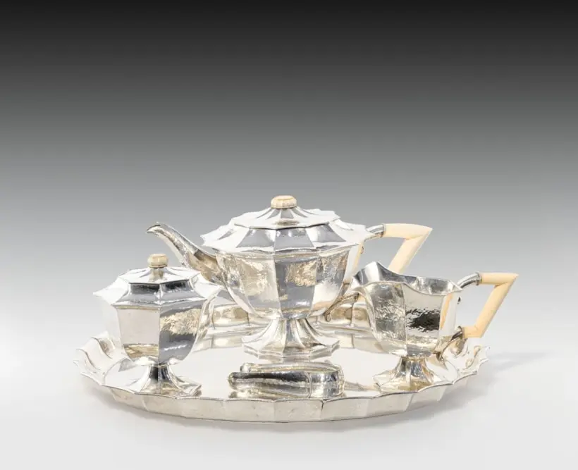 Dettaglio di un servizio da tè in argento martellato Wiener Werkstätte, con manici in avorio intagliato