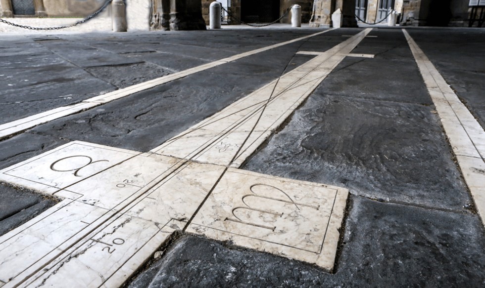 Curva lemniscata incisa nel marmo della meridiana di Palazzo della Ragione