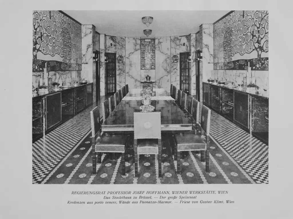 Vista della sala da pranzo di Palais Stoclet a Bruxelles, con il fregio di Gustav Klimt