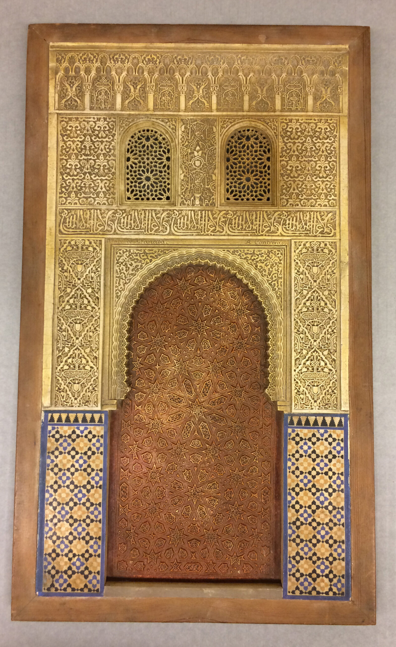 Modello architettonico ottocentesco ispirato ai rivestimenti decorativi dell'Alhambra, con fascia di piastrelle geometriche alla base