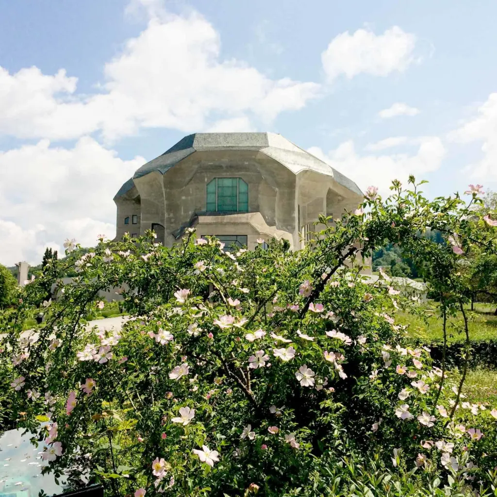 Il Goetheanum di Rudolf Steiner a Dornach, Svizzera, edificio in cemento dalle forme organiche