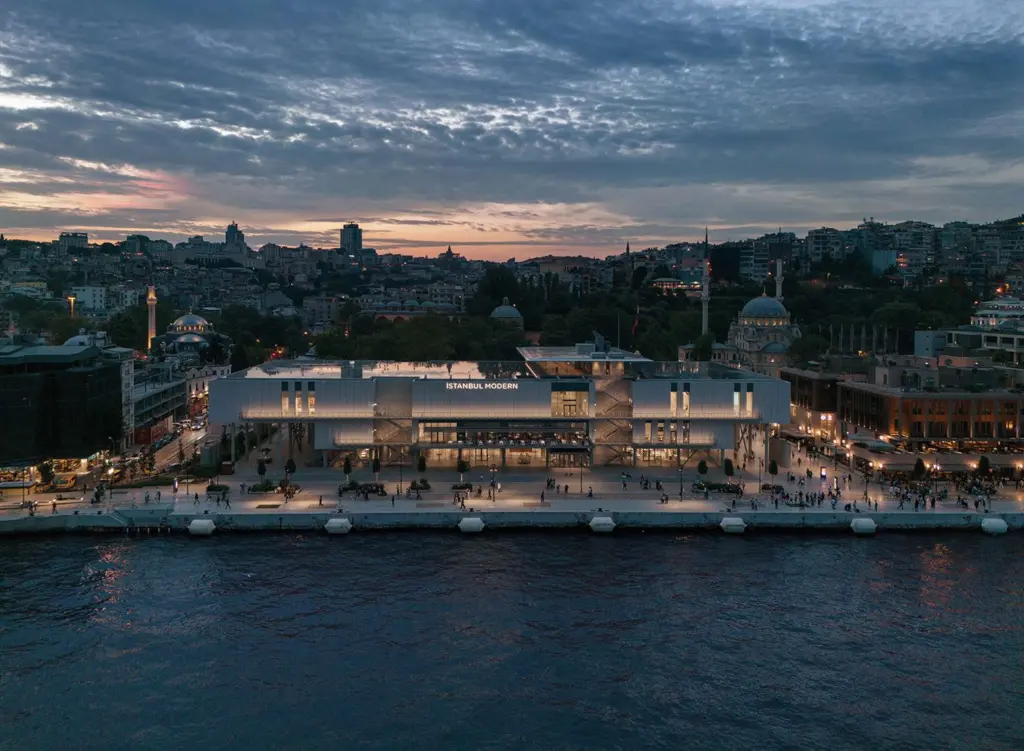 Istanbul Modern visto dal Bosforo, con il fronte a squame completo