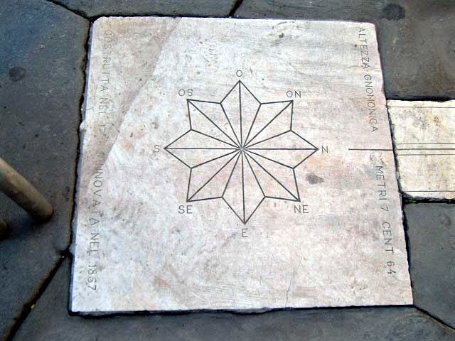 Rosa dei venti incisa nel pavimento del Palazzo della Ragione a Bergamo