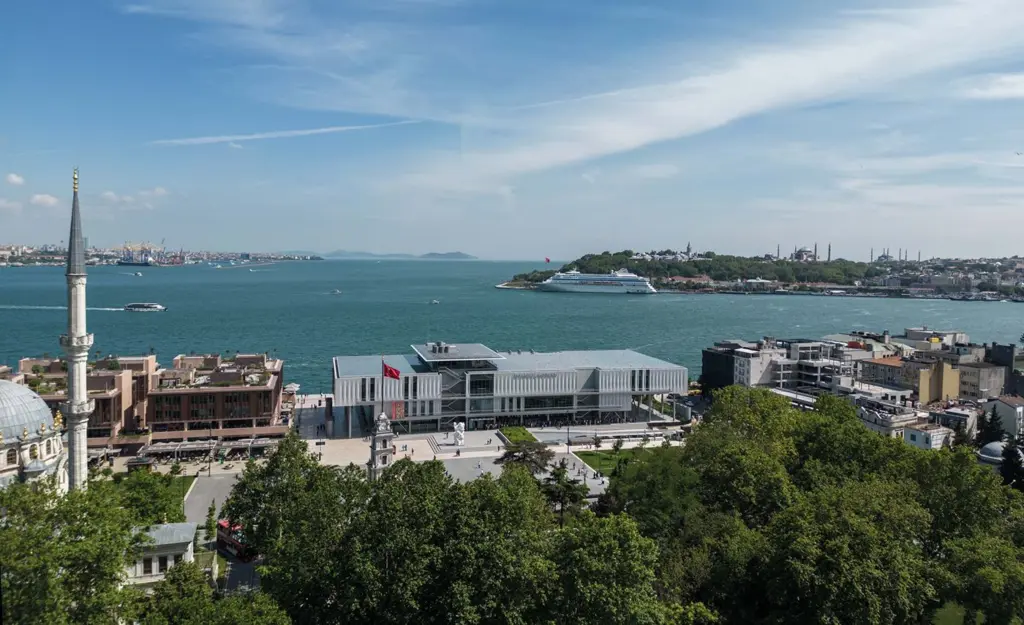 Vista dell'edificio Istanbul Modern e del Bosforo