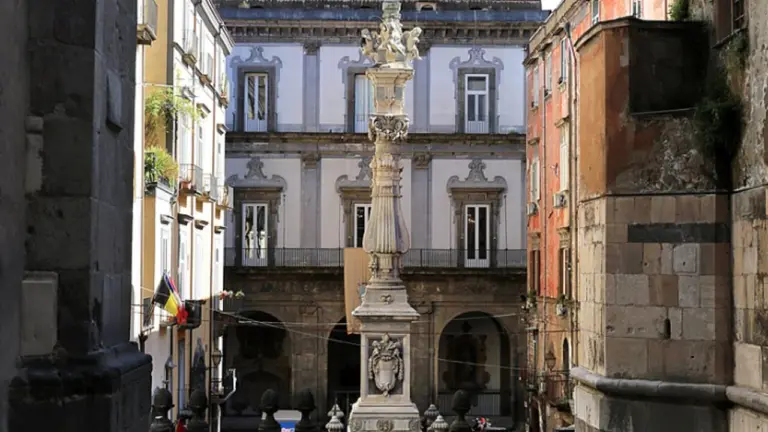Piazza Sisto Riario Sforza con la guglia di San Gennaro, luogo tradizionalmente indicato per il Corsiero del Sole