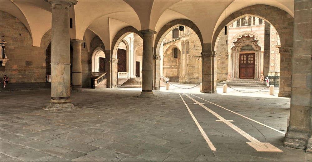 Linea meridiana a camera oscura nel pavimento del portico del Palazzo della Ragione, Bergamo
