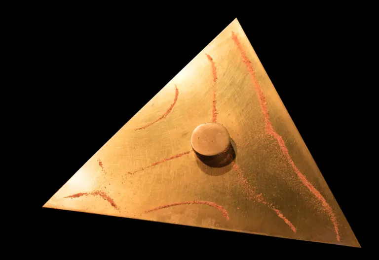 Figura di Chladni: pattern di sabbia su lastra vibrante