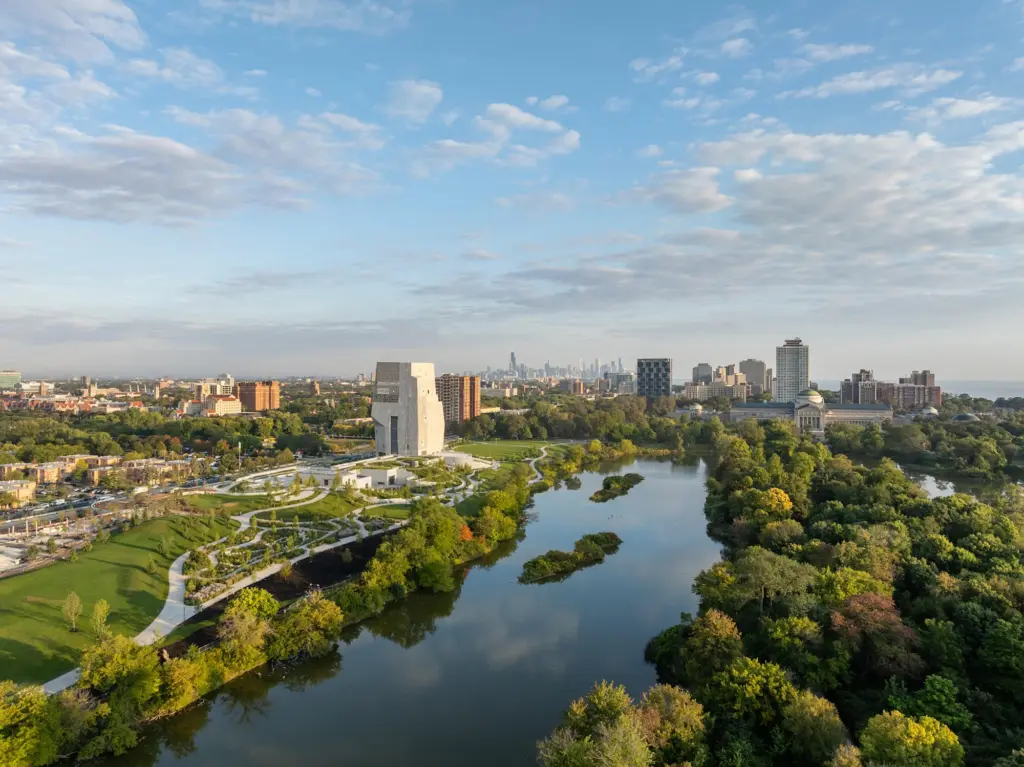 Il campus dell'Obama Presidential Center visto da Jackson Park, con la torre museo e lo skyline di Chicago sullo sfondo