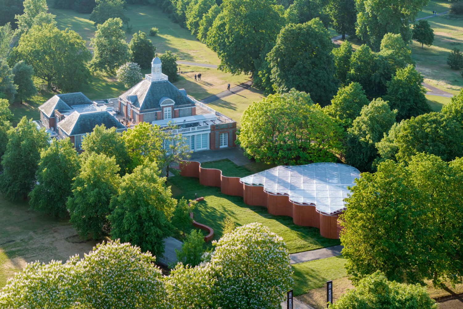 Vista aerea del Serpentine Pavilion 2026 di LANZA atelier a Kensington Gardens, Londra