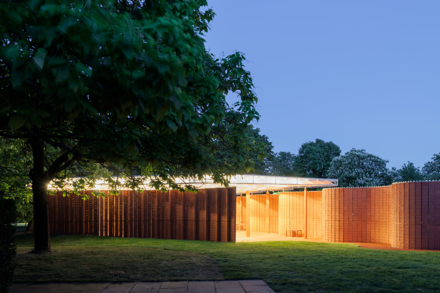 Il padiglione a serpentine di LANZA atelier accanto alla Serpentine South Gallery