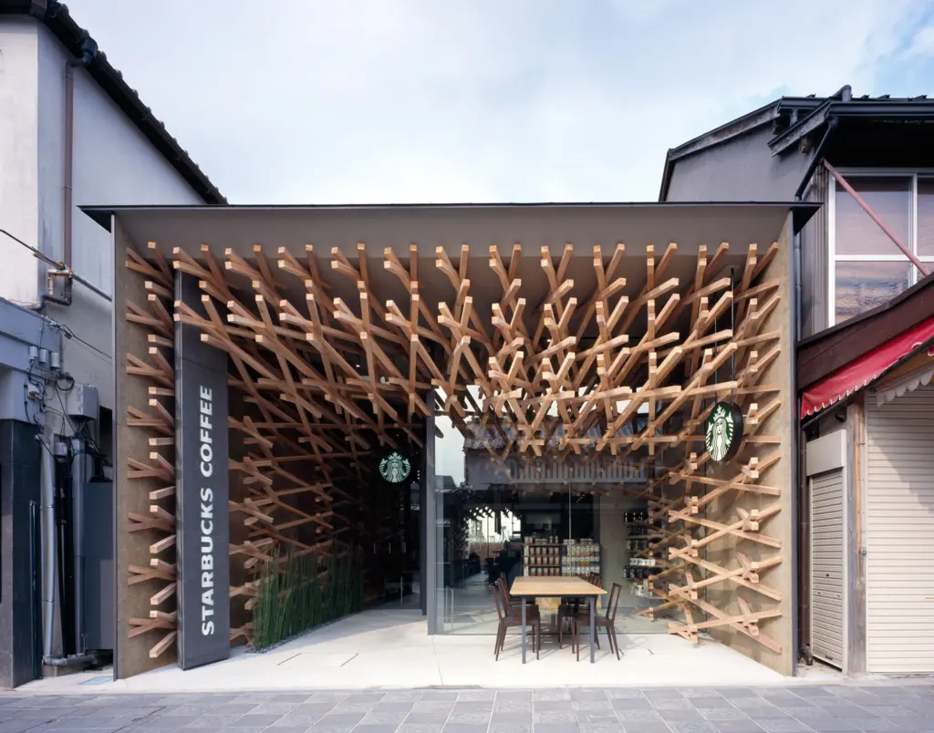 Facciata del negozio Starbucks di Dazaifu progettato da Kengo Kuma, con la struttura in listelli di cedro intrecciati