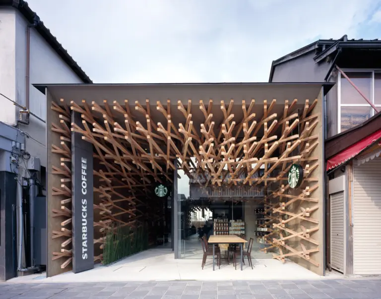 Facciata del negozio Starbucks di Dazaifu progettato da Kengo Kuma, con la struttura in listelli di cedro intrecciati