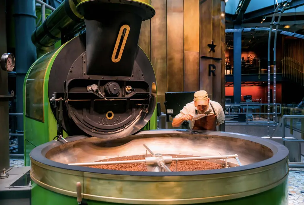Il processo di tostatura del caffè visibile ai clienti nella Starbucks Reserve Roastery di Milano