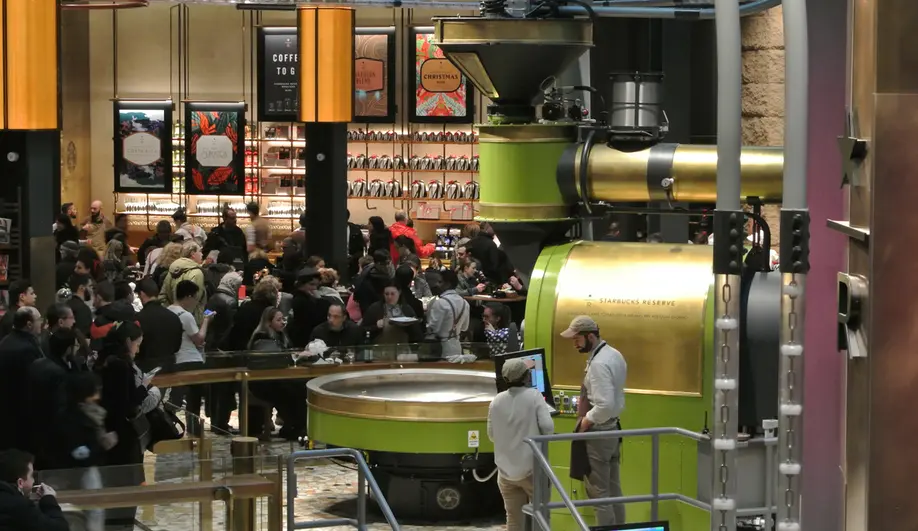 Il torrefattore Scolari verde brillante al centro dello spazio della Starbucks Reserve Roastery di Milano