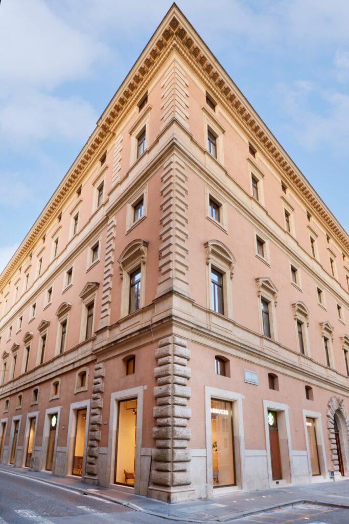 Il palazzo ottocentesco di piazza San Silvestro che ospita il flagship Starbucks, Roma