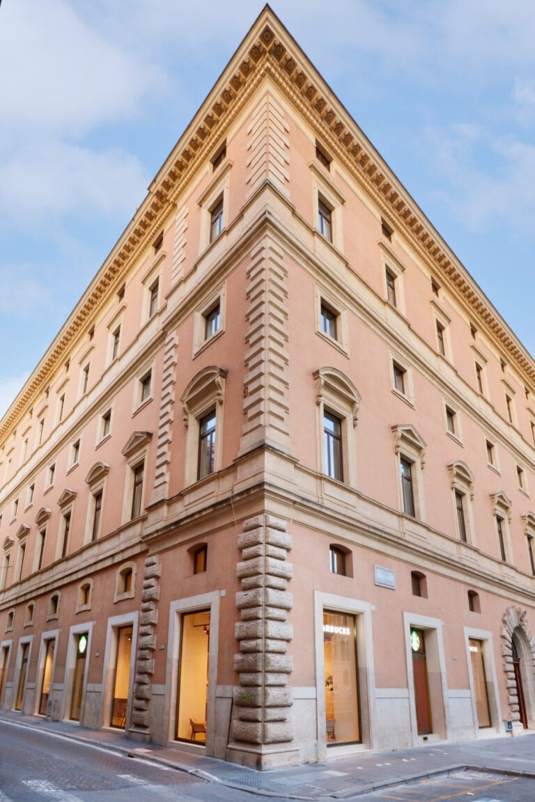 Il palazzo ottocentesco di piazza San Silvestro che ospita il flagship Starbucks, Roma