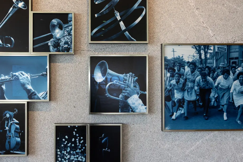 The Cool Blue Wind, installazione fotografica di Carrie Mae Weems nella Sky Room Vista