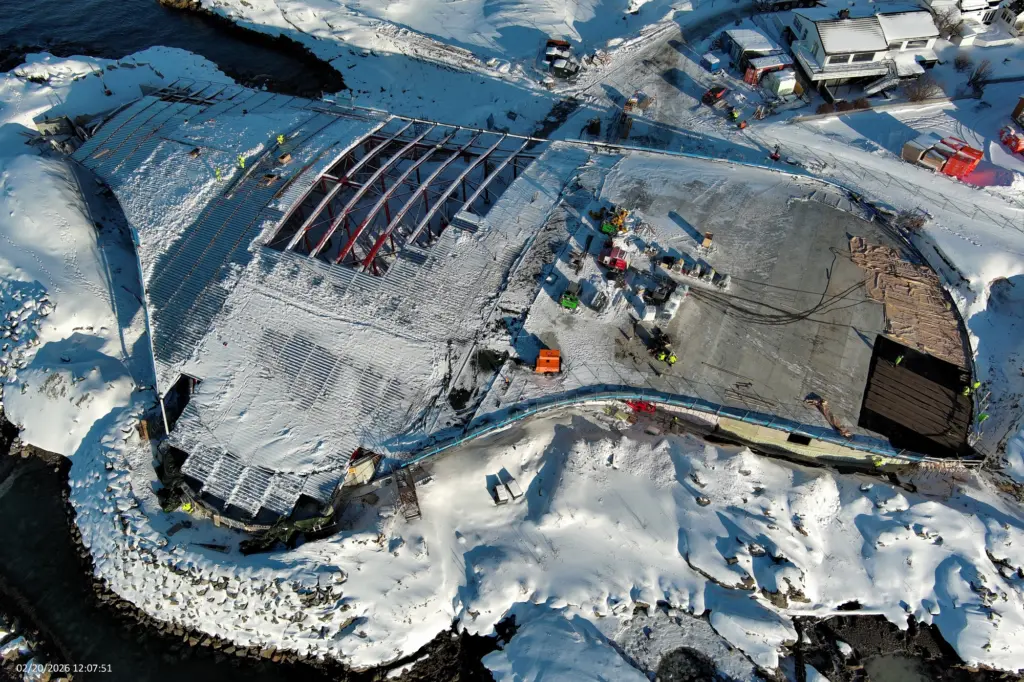 Vista aerea del cantiere con la struttura in acciaio del tetto parabolico ancora a nudo