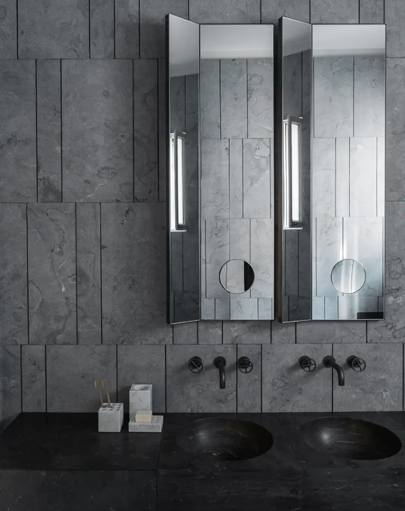 Bagno dell'appartamento Salvatori at Home a Milano con rivestimento Tratti, progetto di Elisa Ossino Studio