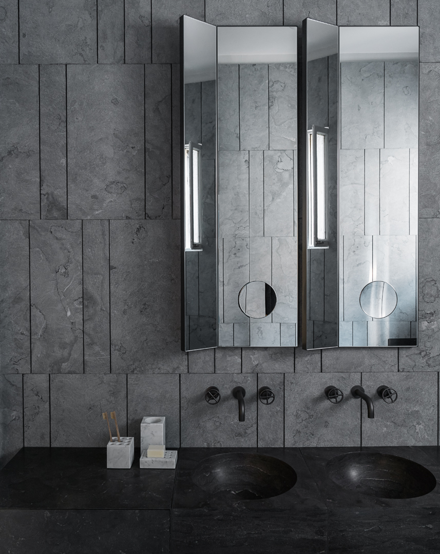 Bagno dell'appartamento Salvatori at Home a Milano con rivestimento Tratti, progetto di Elisa Ossino Studio