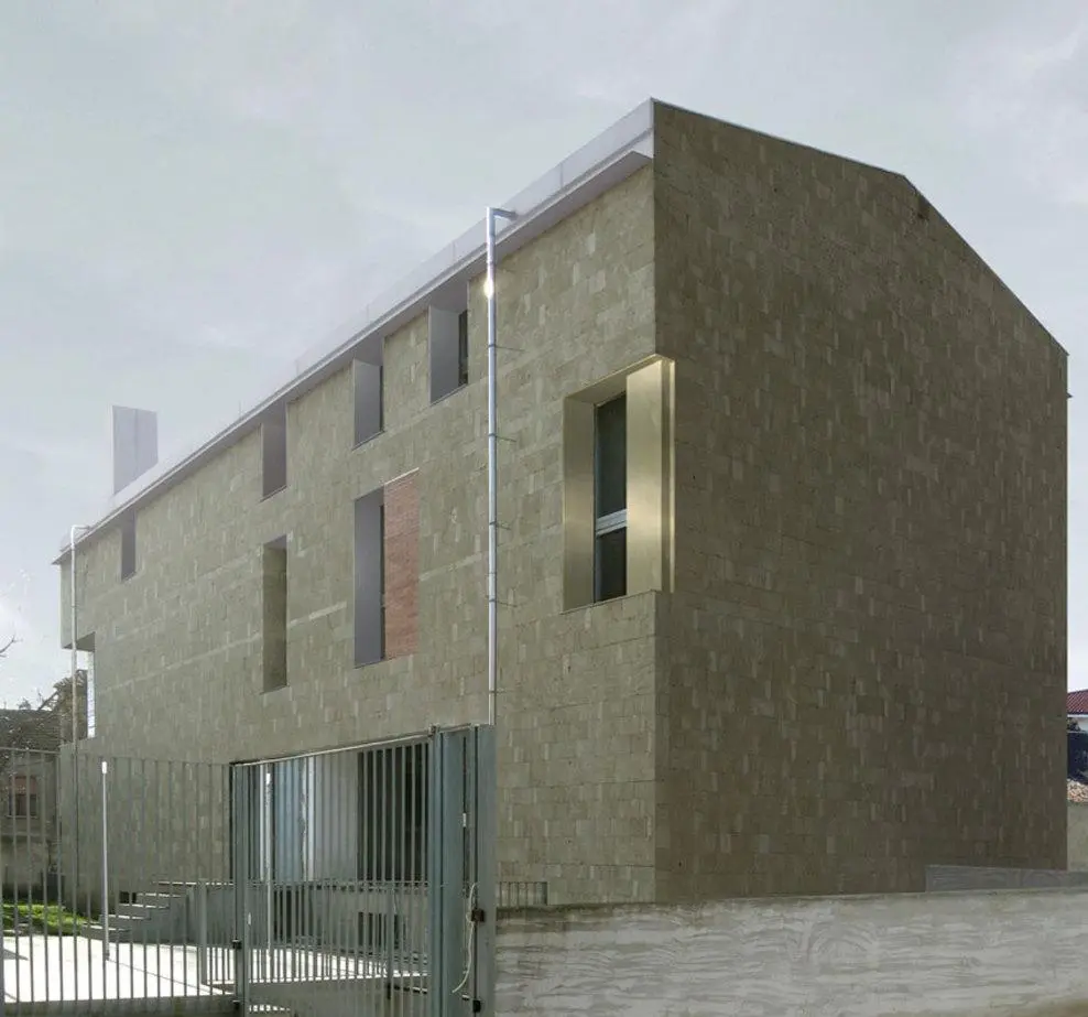 Casa a Pozzovetere, dettaglio della finestra con cornice in ottone