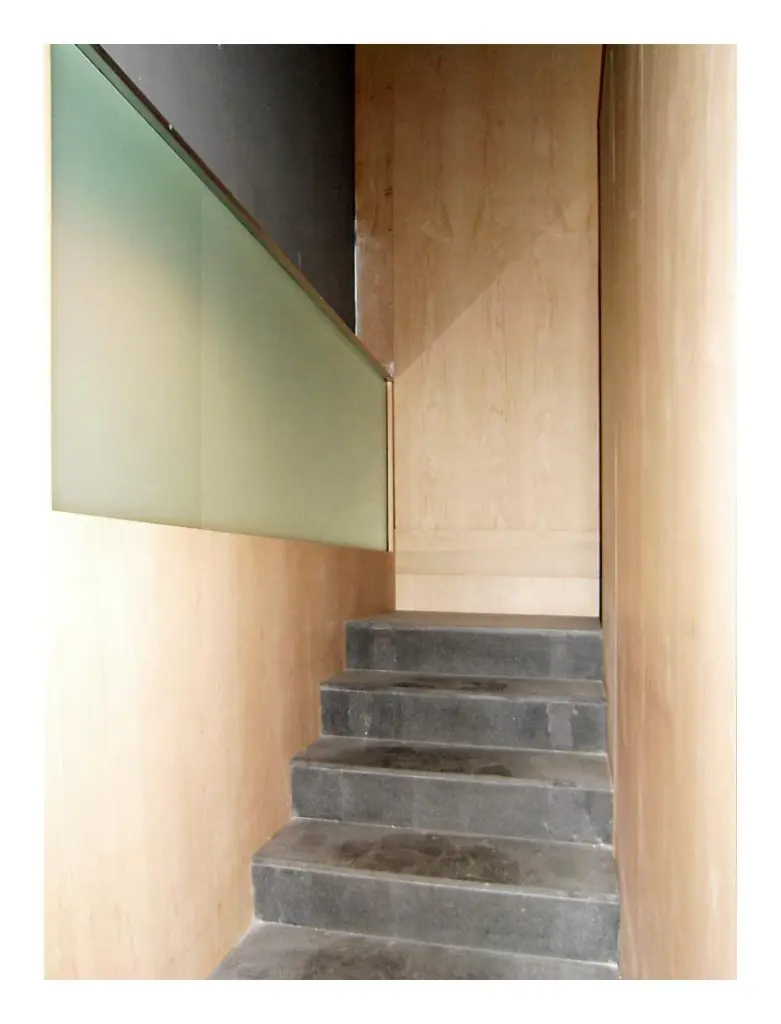 Scala in pietra lavica con parapetto in vetro, Casa a Pozzovetere