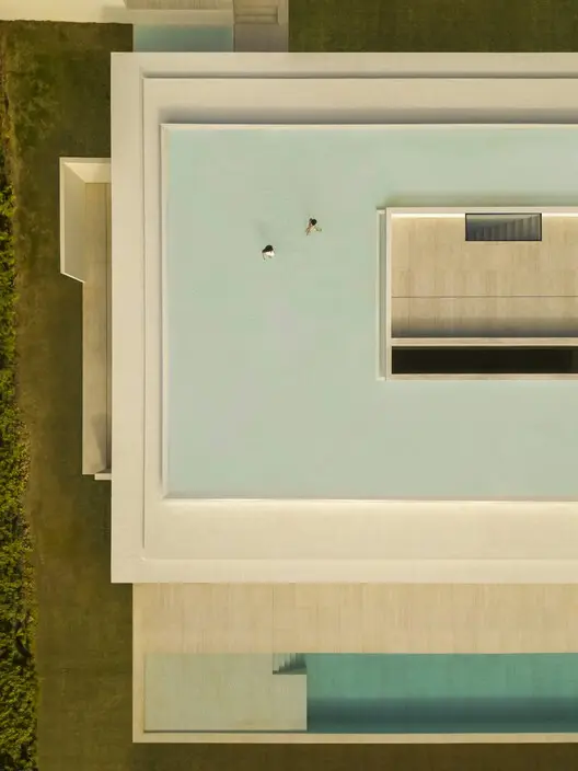 Vista aerea della casa, con la piscina sul tetto e il taglio verso il patio interno