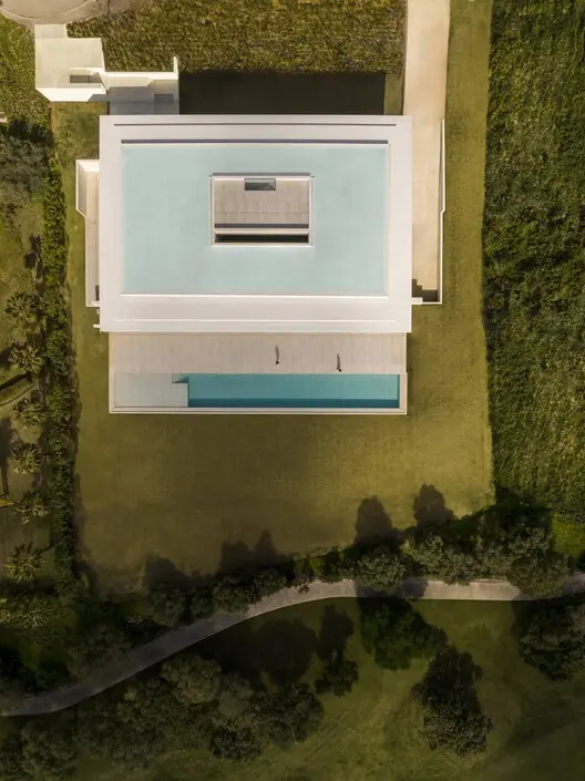 La casa vista dall'alto, con la piscina di copertura e la piscina a sfioro a bordo giardino
