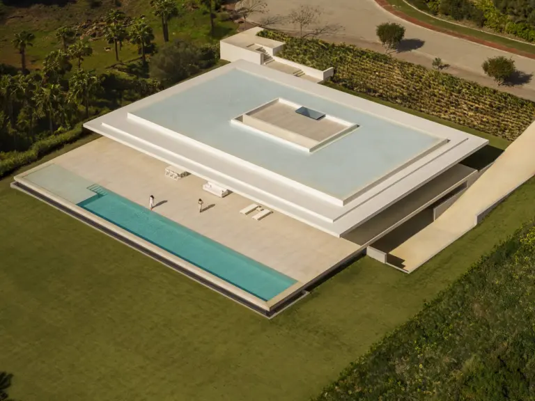 La casa al crepuscolo, la lastra di copertura sospesa sopra il volume vetrato
