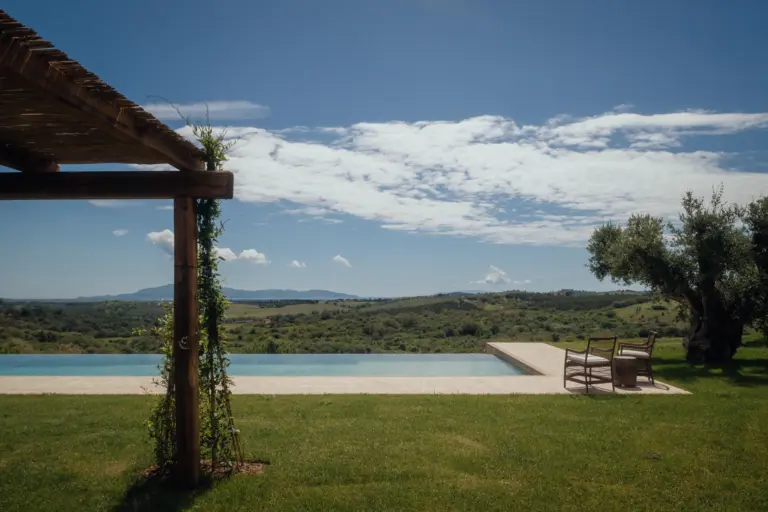 Pergola e piscina a sfioro di Ercolina nella campagna maremmana